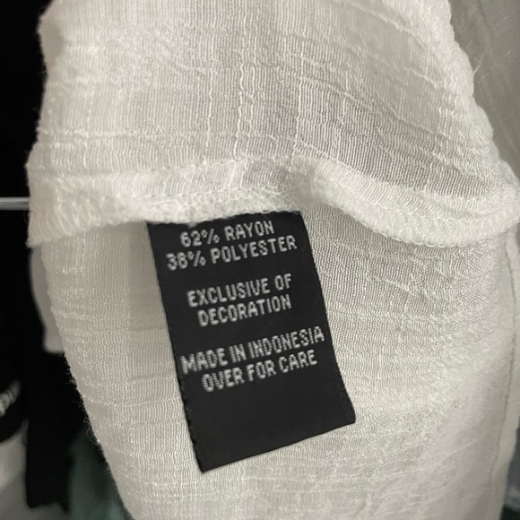 Alex white Top. Pull over, 3/4 length flutter sleaves BOHO. Size L - Picture 8 of 9